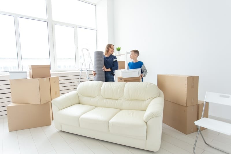 mujer y niño mudándose para compraventa de una vivienda