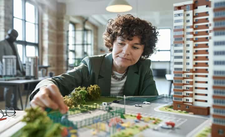 una arquitecta diseñando un modelo de vivienda colaborativa